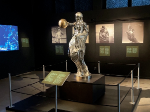 „Немогућа статуа“ од нерђајућег челика коју је „извајала“ вештачка интелигенција изложена у Стокхолму