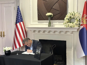 Ескобар се уписао у књигу жалости у Вашингтону: Знајте да смо уз вас