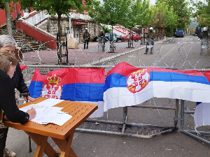 Кфор и даље контролише зграде општина на северу КиМ; САД траже хитно спуштање тензија
