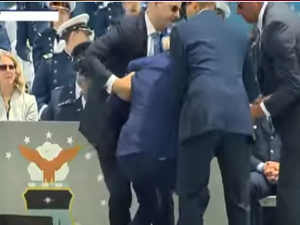 Бајден пао на церемонији у ваздухопловној академији Бајден пао на церемонији у ваздухопловној академији