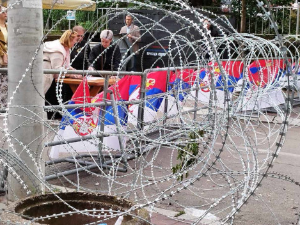 Кфор на главним раскрсницама у Звечану, и даље контролише зграде општина на северу КиМ