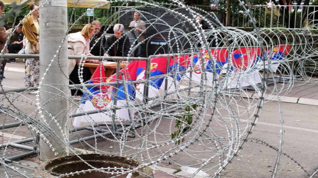 Кфор на главним раскрсницама у Звечану, и даље контролише зграде општина на северу КиМ