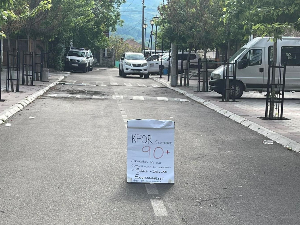 Припадници Кфора у Звечану поставили транспарент о броју својих жртава на КиМ