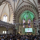 Аватар брадатог човека на екрану изнад олтара – вештачка интелигенција држи службу у цркви у Немачкој
