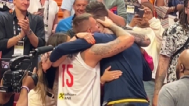 Породични загрљај Јокића са браћом и супругом, Богдановић и Ражнатовић апалудирају, присутан бивши члан Партизана Дру Гордон Породични загрљај Јокића са браћом и супругом, Богдановић и Ражнатовић апалудирају, присутан бивши члан Партизана Дру Гордон