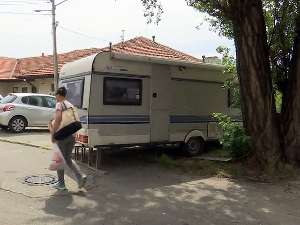 Камп приколица загорчава живот становницима Звездаре – хоће ли бити померена