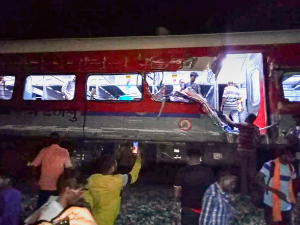 Железничка несрећа у Индији, најмање 120 мртвих и 850 повређених