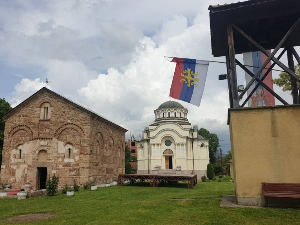 Липљан, постављена нова застава СПЦ на звонари