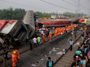 У судару возова у Индији погинуло најмање 280 људи, 900 повређено - Вучић упутио саучешће