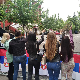 Срби и данас испред зграде Општине у Звечану, венци на бодљикавој жици Кфора