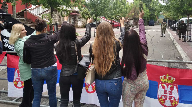 Срби и данас испред зграде Општине у Звечану, венци на бодљикавој жици Кфора