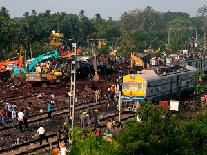 У Индији 288 мртвих у железничкој несрећи, чланови породица претражују вагоне