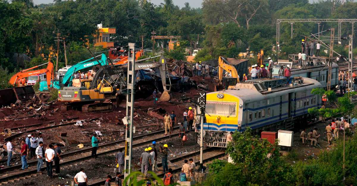 У Индији 288 мртвих у железничкој несрећи, чланови породица претражују вагоне У Индији 288 мртвих у железничкој несрећи, чланови породица претражују вагоне