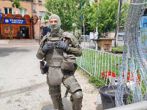Кфор скупио бодљикаву жицу испред зграде Општине у Звечану, али ограда је остала