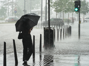 Суморна временска прогноза – киша, пљускови, грмљавина, понегде и непогоде