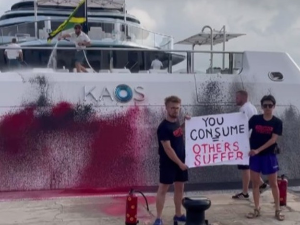 Ибица, еколошки активисти бацили фарбу на суперјахту наследнице "Волмарта"