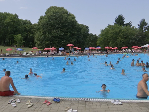 На базене уз стрпљење – неко мора да изађе да бисте ушли да се расхладите