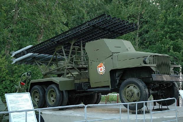 Совјетски лансер ракета „каћуша“ намонтиран на амерички камион „студебејкер“