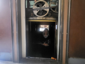 Заглављена у скупштинском лифту, кад новинарски извештај виси о столици и концу