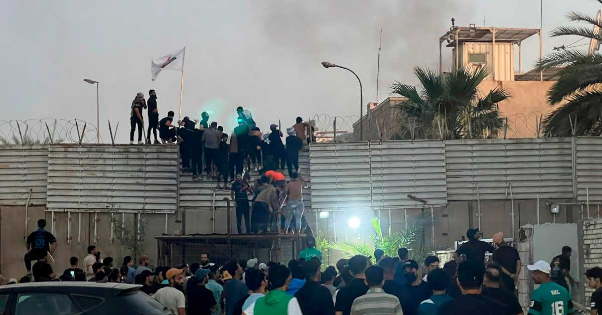 Стотине демонстраната упале у амбасаду Шведске у Багдаду, запаљена зградa