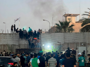 Стотине демонстраната упале у амбасаду Шведске у Багдаду, запаљена зградa