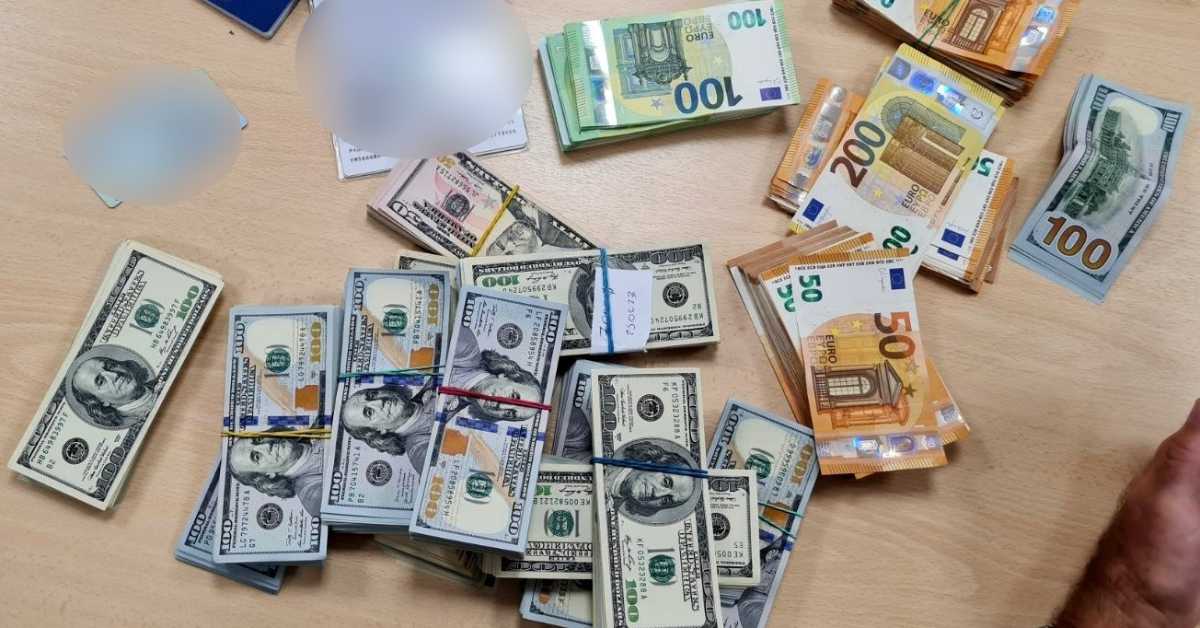 Покушали да пренесу 110.000 долара преко границе – шта су по закону морали да ураде да би то било легално Покушали да пренесу 110.000 долара преко границе – шта су по закону морали да ураде да би то било легално