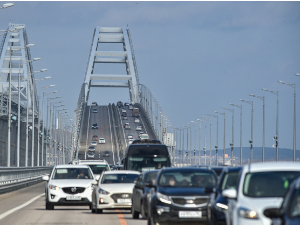 Поново обновљен друмски саобраћај на Кримском мосту; Зеленски: Мост за Украјину легитимна мета