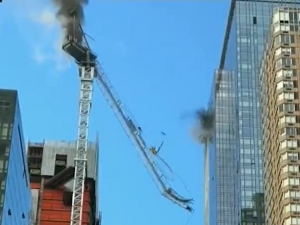 Грађевински кран запалио се и срушио на Менхетну, повређено шест особа