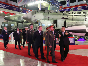 Ким Џонг Ун показао Шојгуу најновије наоружање - дронове, тенкове и забрањене балистичке ракете