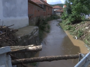 Обилне падавине пoтопиле куће у Печењевцу. Евакуисано 9 особа