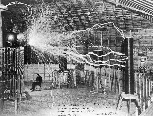 Tesla tokom eksperimenta sedi u laboratoriji u Kolorado Springsu