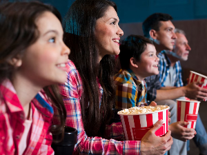 Шта каже наука, зашто толико једемо у биоскопу