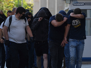 Суд у Атини одредио притвор за још 40 хулигана, породица убијеног младића тражи посебну истрагу