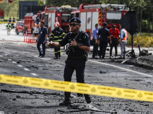 Авион се срушио на ауто-пут код Куала Лумпура, погинуло десет људи