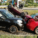 Судар два аутомобила у Улици Кнеза Милоша, трећи се преврнуо на кров