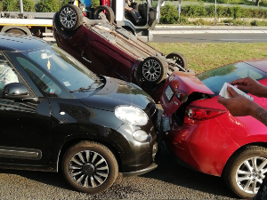 Судар два аутомобила у Улици Кнеза Милоша, трећи се преврнуо на кров