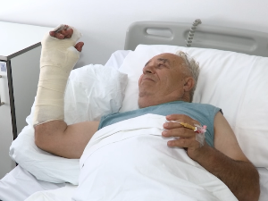 Подвиг лекара из Ниша, спасили човеку шаку коју је одсекао машином