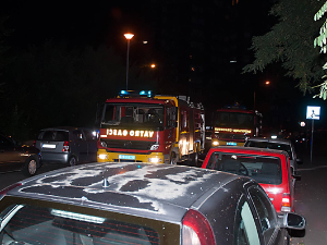 Изгорео аутомобил у Сурчину, пронађено угљенисано тело 