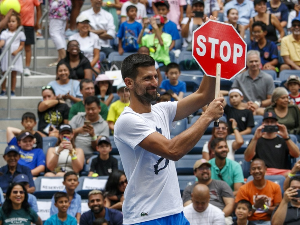 Новак забавио публику у Њујорку – тигањем, палицом, даском, знаком ударао лоптицу