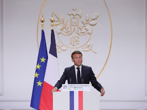 Макрон: Амбасадор Француске ће остати у Нигеру упркос притиску