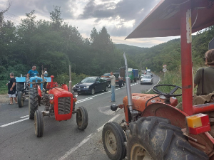 Мештани Ћелија наставили блокаду пута, траже да се реши проблем несташице воде