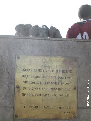 Речи некадашњег председника Кеније угравиране на бетонски споменик: Данијел арап Мои