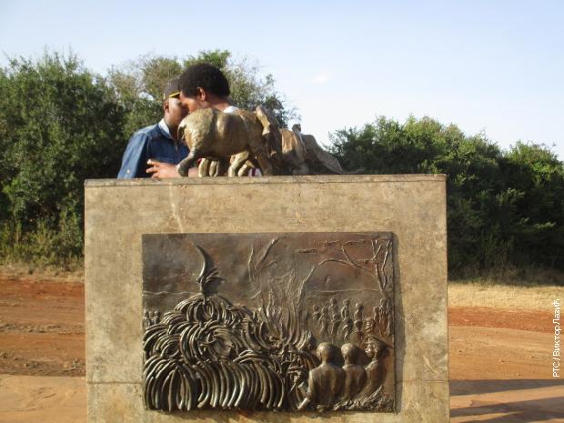 Кенија - споменик највећој ломачи слоноваче у историји 