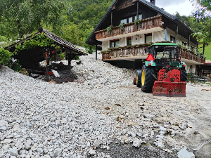 Поплаве у Словенији однеле још један живот, борба са водом и на северу Хрватске