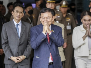Тајландски краљ смањио Шинаватри затворску казну на годину дана
