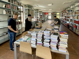 СПОЈИ испоручио преко 330 књига Истраживачкој библиотеци у Јасеновцу