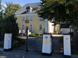 Нападач на иранску амбасадорку у Данској проглашен кривим и послат на лечење