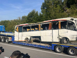 Возач аутобуса који је слетео у провалију лишен слободе, погинули девојка из Подгорице и британски држављанин 