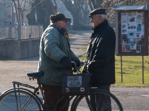 Јефтиније гориво, путарина и прехрамбени производи уз пензионерске картице ПИО Фонда 