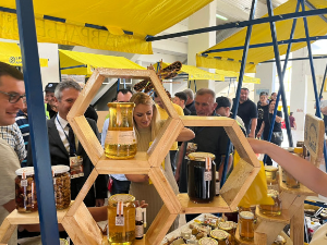 Танасковић: Пчеларима од следеће године субвенције 1.000 динара по кошници